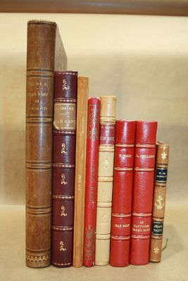 Plusieurs vieux livres sont empilés les uns à côté des autres sur une étagère.