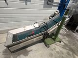 une machine posée sur le sol dans un garage