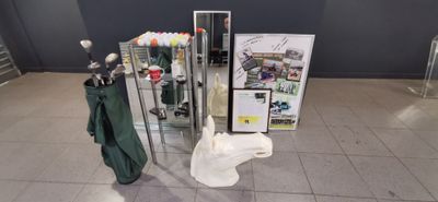 un présentoir de clubs de golf et un sac de balles de golf