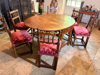 une table et quatre chaises dans une pièce au sol carrelé