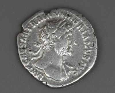une pièce d'argent représentant une femme