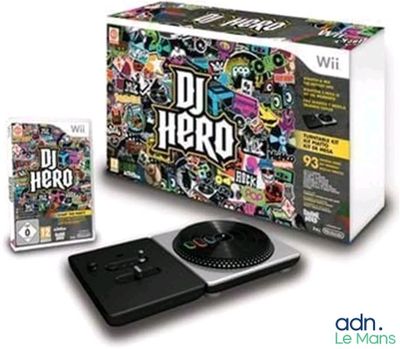 Devant la console Nintendo Wii se trouve une manette « DJ Hero ».