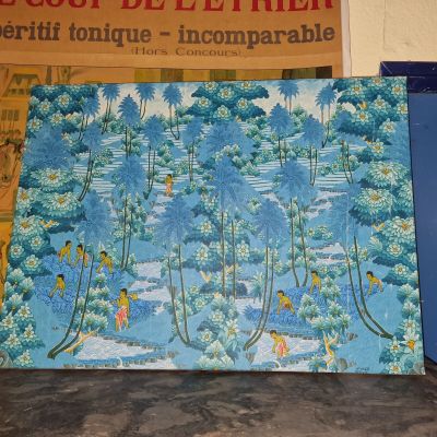 une photo d'un tableau posé sur une table à côté d'un livre