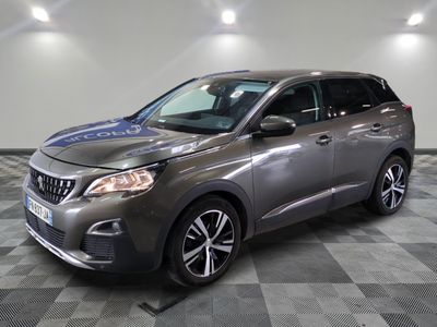 la voiture grise est garée sur le sol en damier d'un garage