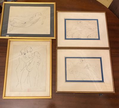 trois dessins encadrés représentant un homme et une femme, posés sur une table