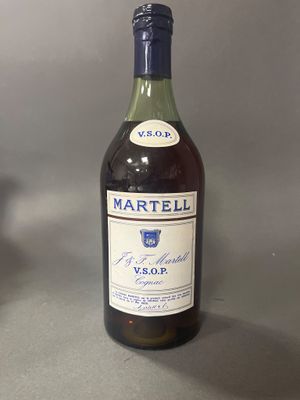 une bouteille de vin posée sur une table à côté d'un verre