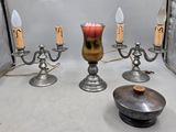 trois bougies posées sur une table, à côté d'un bol
