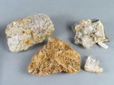 trois types de roches différents sur une surface grise