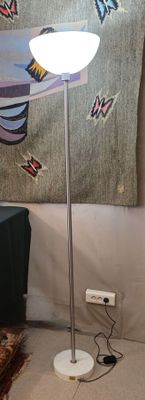 une lampe posée sur une table à côté d'un canapé