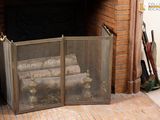 une cheminée avec un foyer et un tas de bûches à l'intérieur