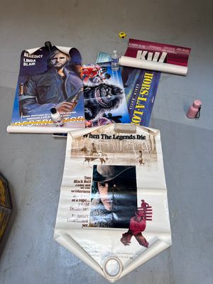 beaucoup de livres et de magazines par terre