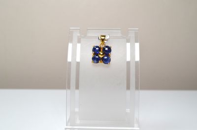 Un pendentif en argent vermeil serti de 4 saphirs cabochons …