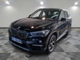 la bmw x1 est garée dans une grande pièce au sol en damier