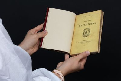 une personne tenant un livre ouvert dans ses mains