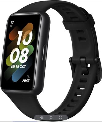 une montre connectée noire avec un bracelet noir sur fond blanc