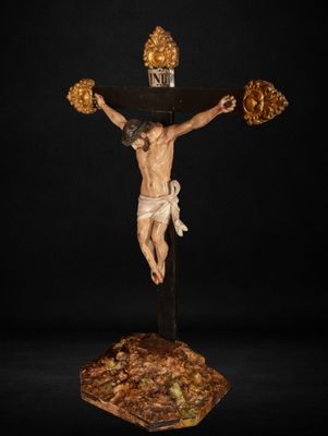 une statue de Jésus sur la croix, sur fond noir