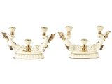 une paire de bougeoirs blancs et dorés ornés d'anges