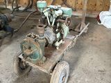 un petit moteur posé sur un chariot dans un garage