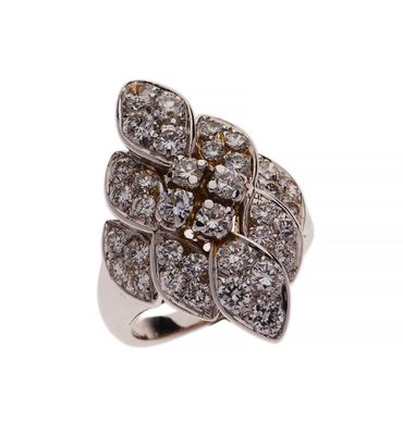 gros plan d'une bague en diamant sur fond blanc
