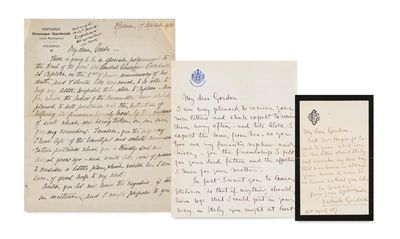 une vieille lettre sur laquelle figure la photo d'un homme à côté d'un bout de papier