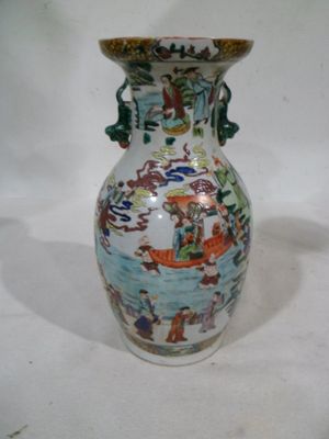 un vase avec un tableau posé sur une table