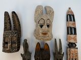 de nombreux types différents de masques africains sur un fond blanc