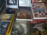 de nombreux livres pour enfants exposés dans une bibliothèque
