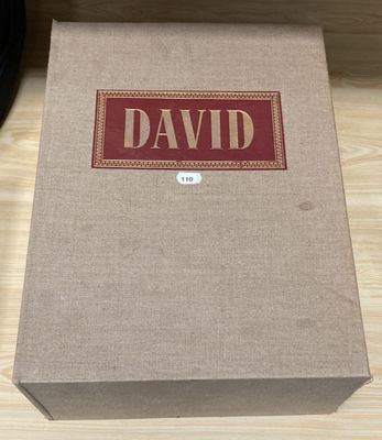 une boîte sur laquelle est inscrit un nom, posée sur une table