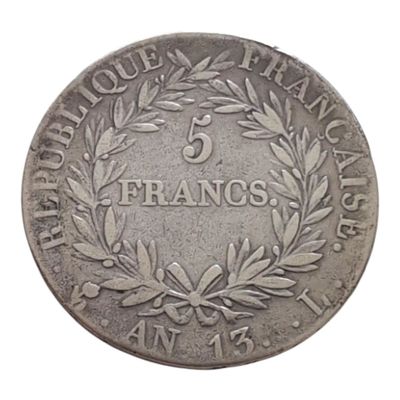un gros plan d'une pièce de monnaie ornée d'une couronne
