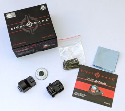 le contenu d'un manuel d'utilisation Lightmark est présenté sur une surface blanche