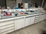 un comptoir sur lequel s'entassent toutes sortes d'objets