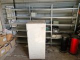 un réfrigérateur blanc dans un garage rempli de cartons sur des cartons