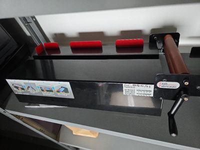 une photo d'une machine en train de découper une feuille de papier