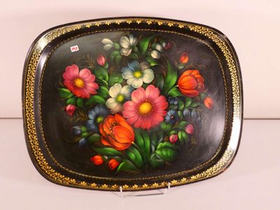 un plateau noir orné d'une peinture représentant des fleurs
