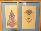 deux tableaux exposés sur un chevalet