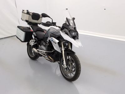 une photo d'une moto blanche et noire garée dans une pièce