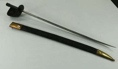 un stylo noir et doré et un stylo noir et doré sur une surface blanche