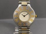 une montre en argent et en or ornée de chiffres romains