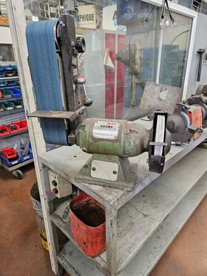 une vitrine contenant de nombreux outils différents