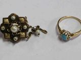 deux bagues et une bague ornée de perles sont posées sur une surface blanche