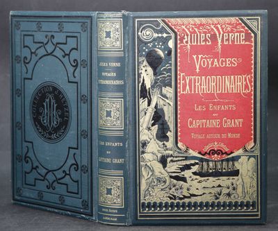 un vieux livre à la couverture rouge posé sur une table