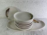 une pile d'assiettes empilées les unes sur les autres sur une table