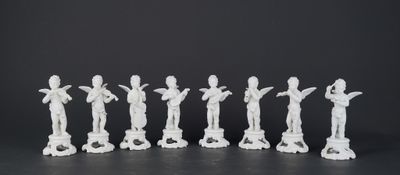 six figurines blanches représentant des femmes les bras levés vers le ciel