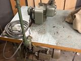 une machine posée sur une table dans une pièce