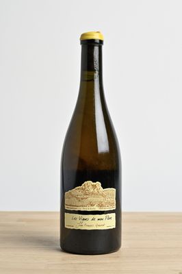 une bouteille de vin posée sur une table