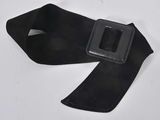 une ceinture noire avec une boucle noire sur un fond blanc