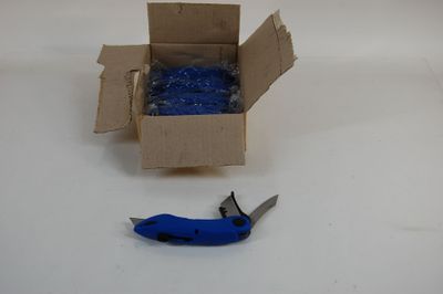 une boîte de ruban adhésif bleu et une paire de ciseaux posés sur une table