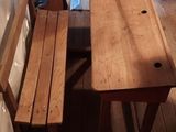 une petite table et une chaise dans une pièce
