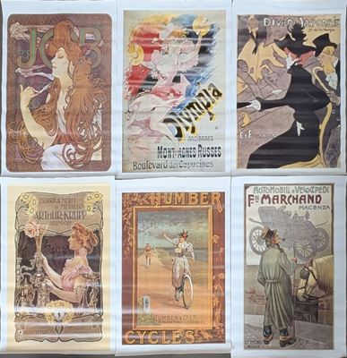 de nombreuses affiches anciennes accrochées au mur d'un magasin