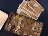 une boîte remplie d'argent posée à côté d'un ordinateur portable